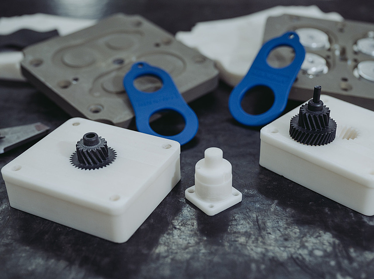 Nahaufnahme von verschiedenen Bauteilen