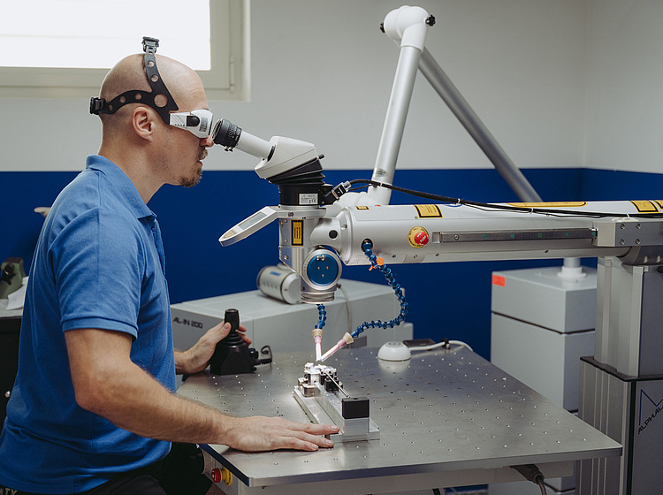 Mitarbeiter von Simply 3D schweißt etwas an einem Laserschweißgerät