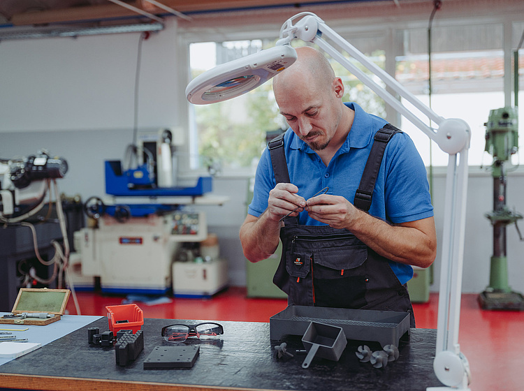 Mitarbeiter von Simply3D baut etwas mit den Händen zusammen