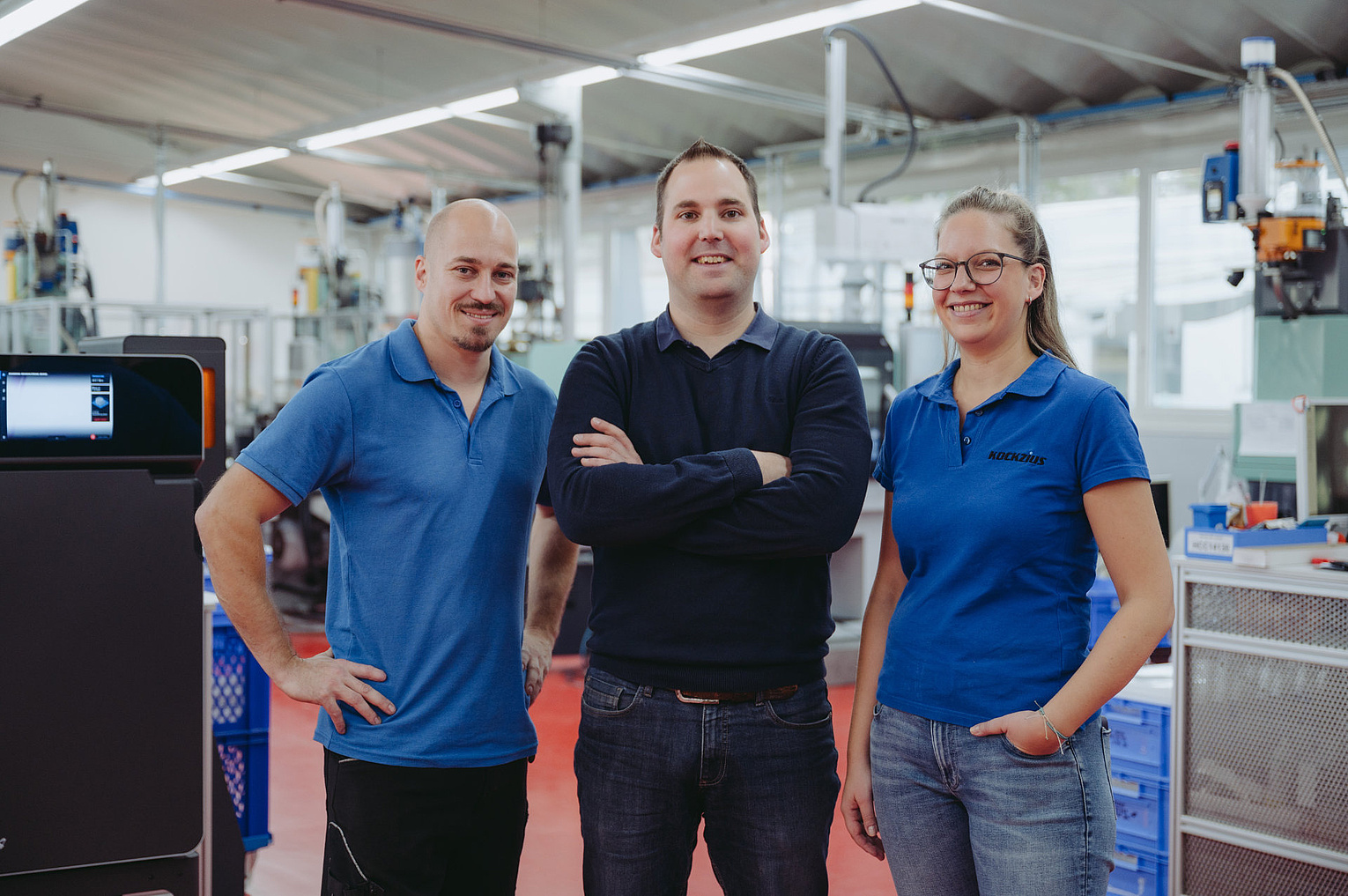 3 Mitarbeiter stehen nebeneinander für ein Gruppenbild 
